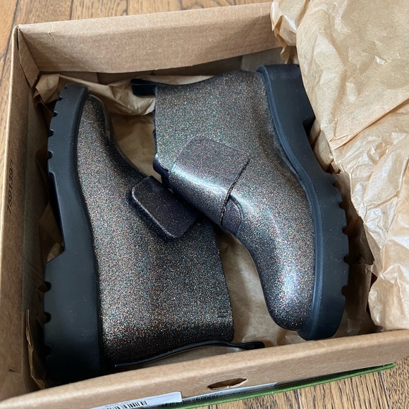Mini Melissa faux-fur lined Chelsea boot in black glitter, Girls Size 12, NIB - Picture 2 of 5